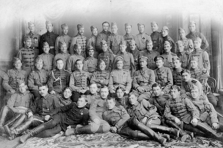Генерал Пепеляев (шестой слева во втором ряду) с личным составом 1-й Сибирской штурмовой бригады