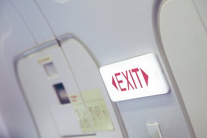 Пассажир захотел всех уничтожить и попытался открыть дверь самолета в полете