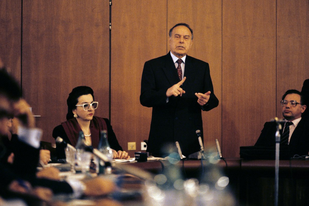 Гейдар Алиев на пресс-конференции накануне президентских выборов, 2 октября 1993 года, Баку, Азербайджан