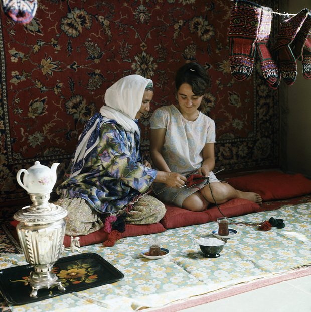 Ковроткачиха обучает своему ремеслу, Ленкорань, Азербайджанская ССР, 1 ноября 1972 года