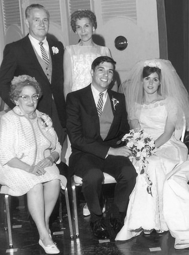 Свадьба Роберта Ханссена. Стоят: родители жениха Говард и Вивиан Хансен. Сидят: Луиза, мать Говарда, 24-летний Роберт Ханссен и его невеста Бернадетт Бонни Вок. Чикаго, август 1968 года