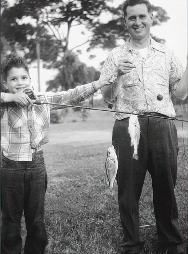 Семилетний  Роберт Ханссен с отцом, 1951 год