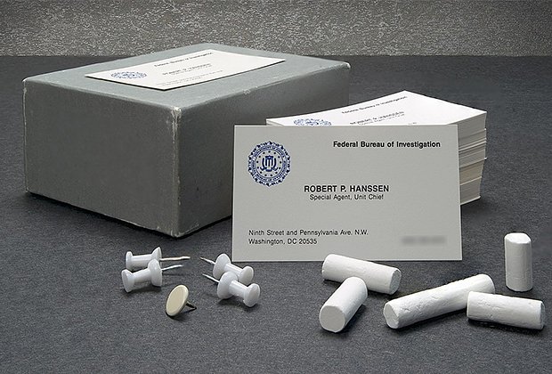 Визитные карточки и канцелярские принадлежности из кабинета Роберта Ханссена