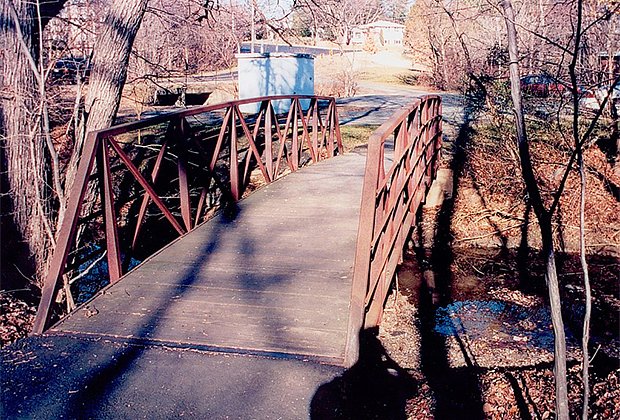 Пешеходный мостик через ручей Волчий капкан в парке Фокстоун, под которым находился один из тайников Роберта Ханссена