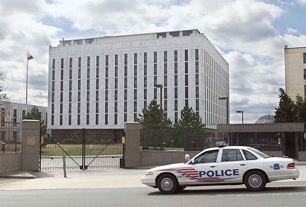 Полицейская машина у посольства России в Вашингтоне