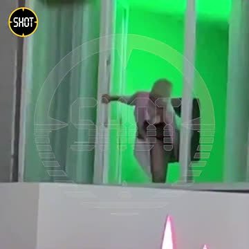 Танцы полуголых девушек в окнах в российском городе попали на видео