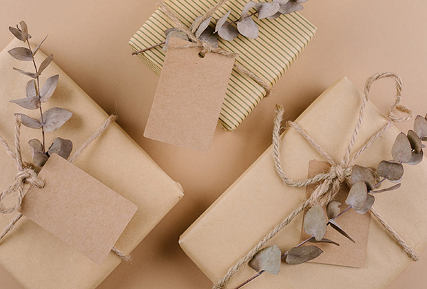 Как упаковать подарок как профи: пошаговая инструкция с видео