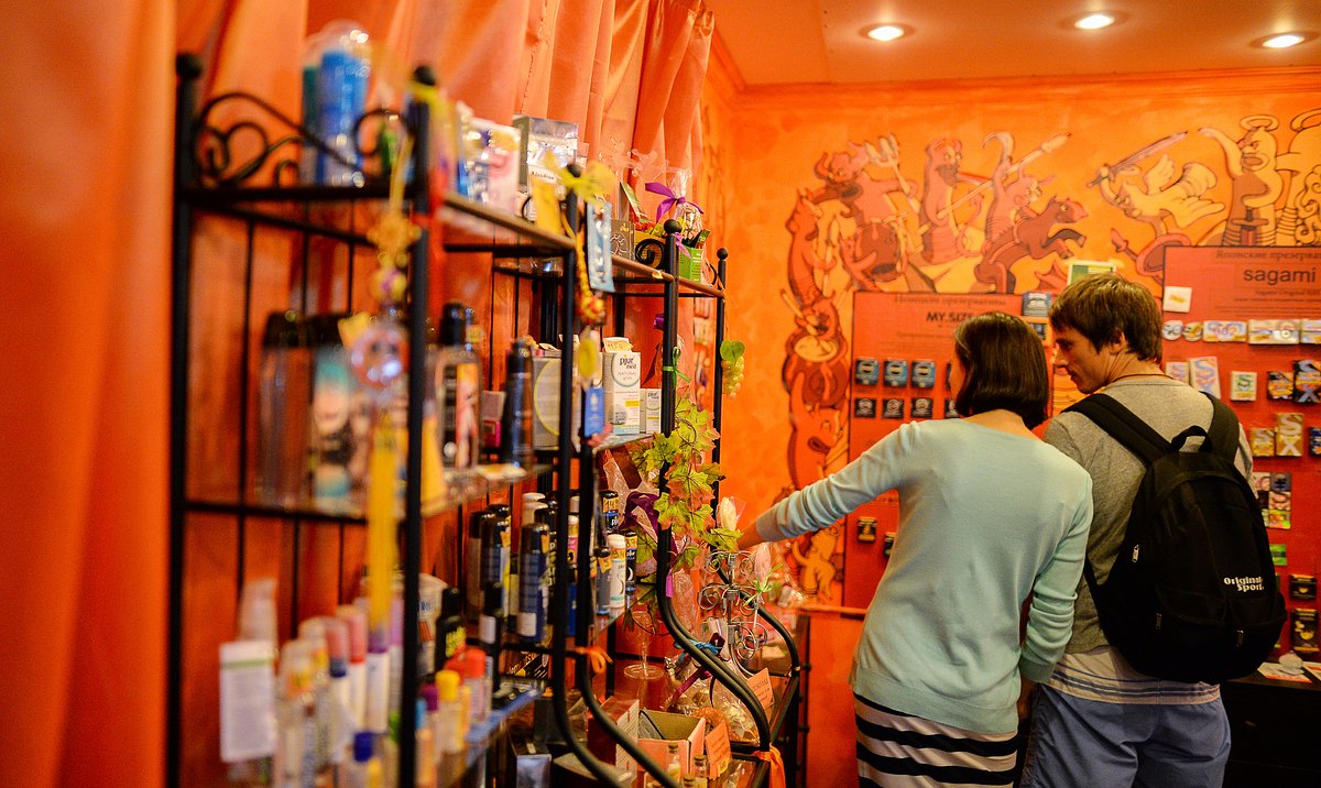 Покупатели выбирают товары в магазине «Презервативная в Москве»
