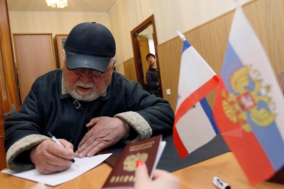 Процедура выдачи российских паспортов жителям Республики Крым, Алушта, 7 апреля 2014 года