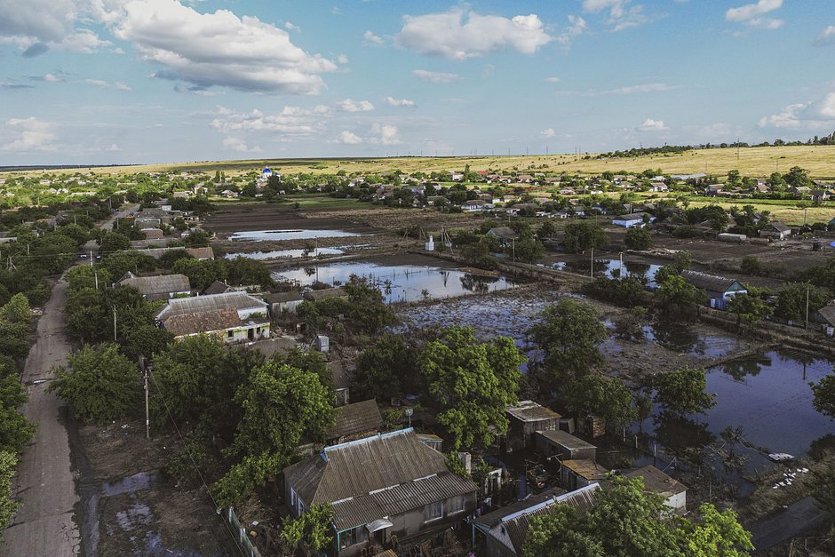 Вид с воздуха на затопленные дома и участки в городе Николаев, Украина