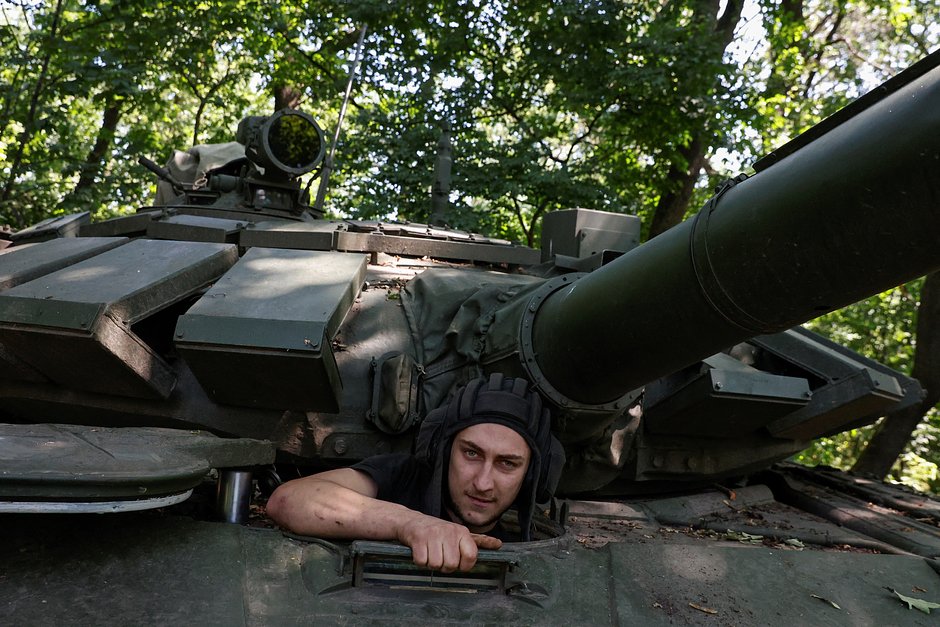 Украинский военнослужащий 30-й отдельной механизированной бригады имени Константина Острожского в боевом танке Т-72, 19 июня 2023 года