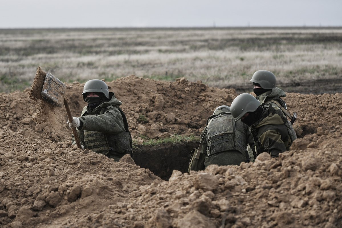 Российские военнослужащие обустраивают фортификационные сооружения на запорожском направлении, 16 декабря 2022 года