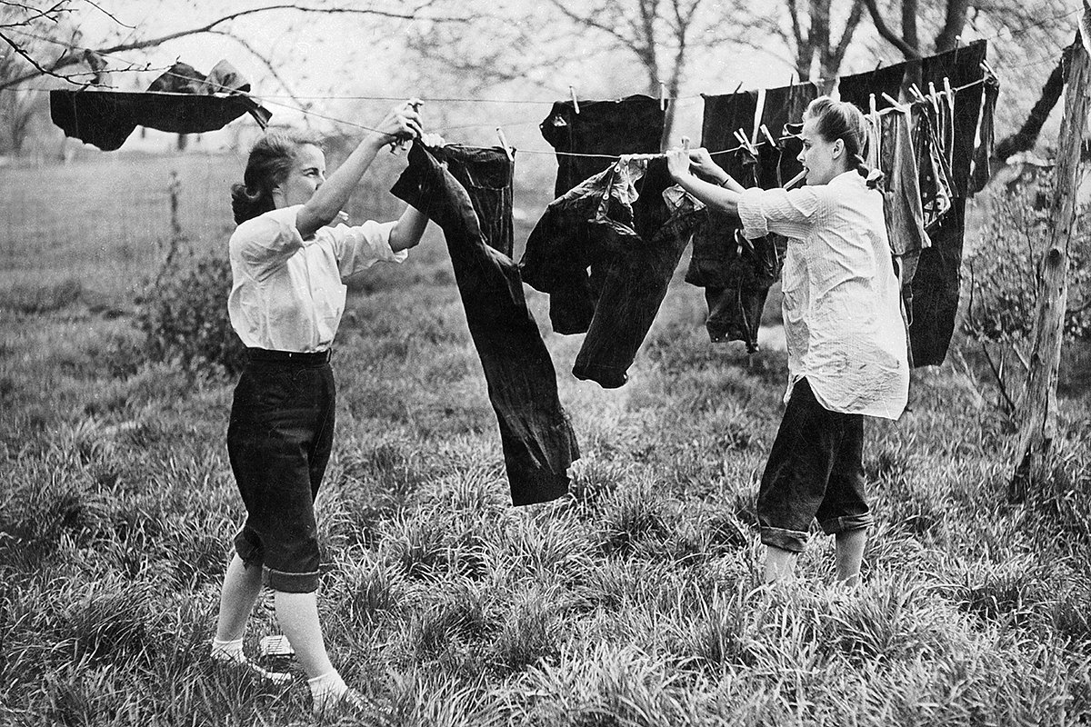 Американки развешивают на сушку джинсы, 1945 год