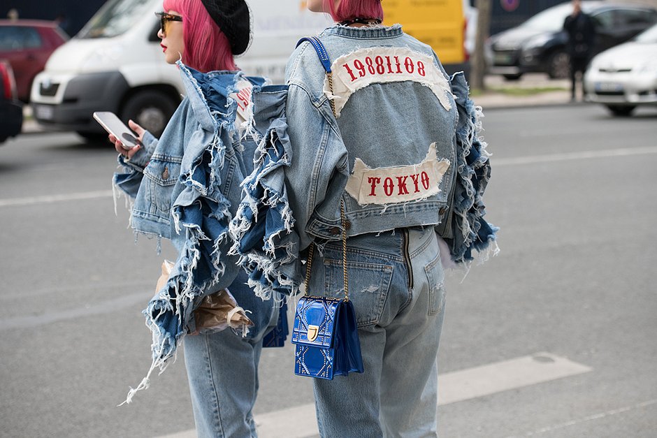 Японский поп-дуэт Amiaya в куртках и джинсах Levi's на Неделе моды в Париже, 2018 год