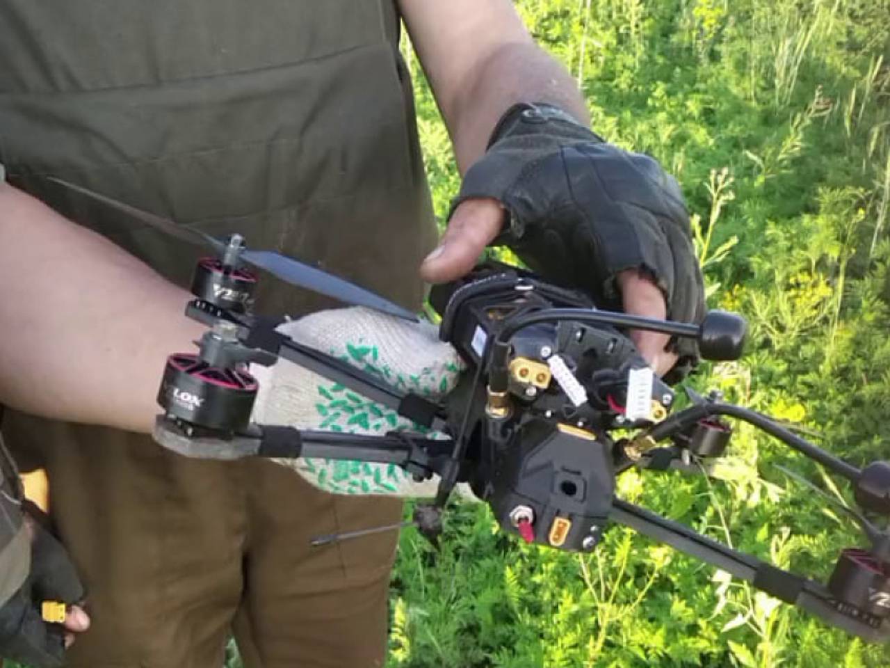 Дроны камикадзе. Беспилотник фото. Дрон сбитый мешком. Дрон сбитый мешком. Дрон сбитый мешком.