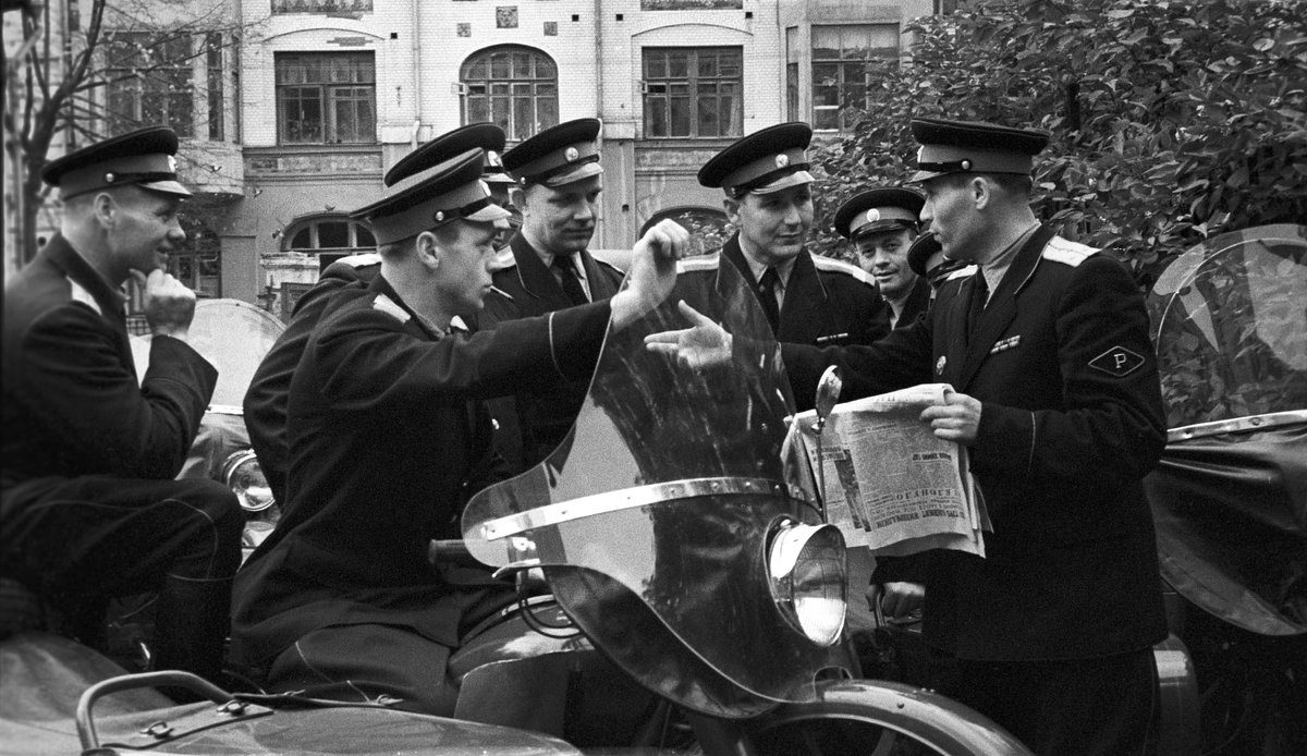 Инспекторы Госавтоинспекции проходят инструктаж перед выездом на патрулирование улиц Москвы. 1962 год