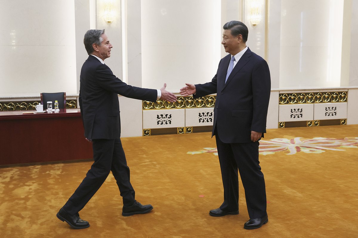 Государственный секретарь США Энтони Блинкен встречается с председателем Китая Си Цзиньпином в Доме народных собраний в Пекине, 19 июня 2023 года