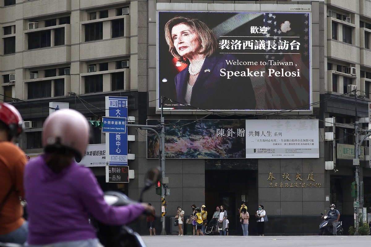 Рекламный щит с приветствием визита спикера Палаты представителей США Нэнси Пелоси на Тайвань. Тайбэй, 3 августа 2022 года