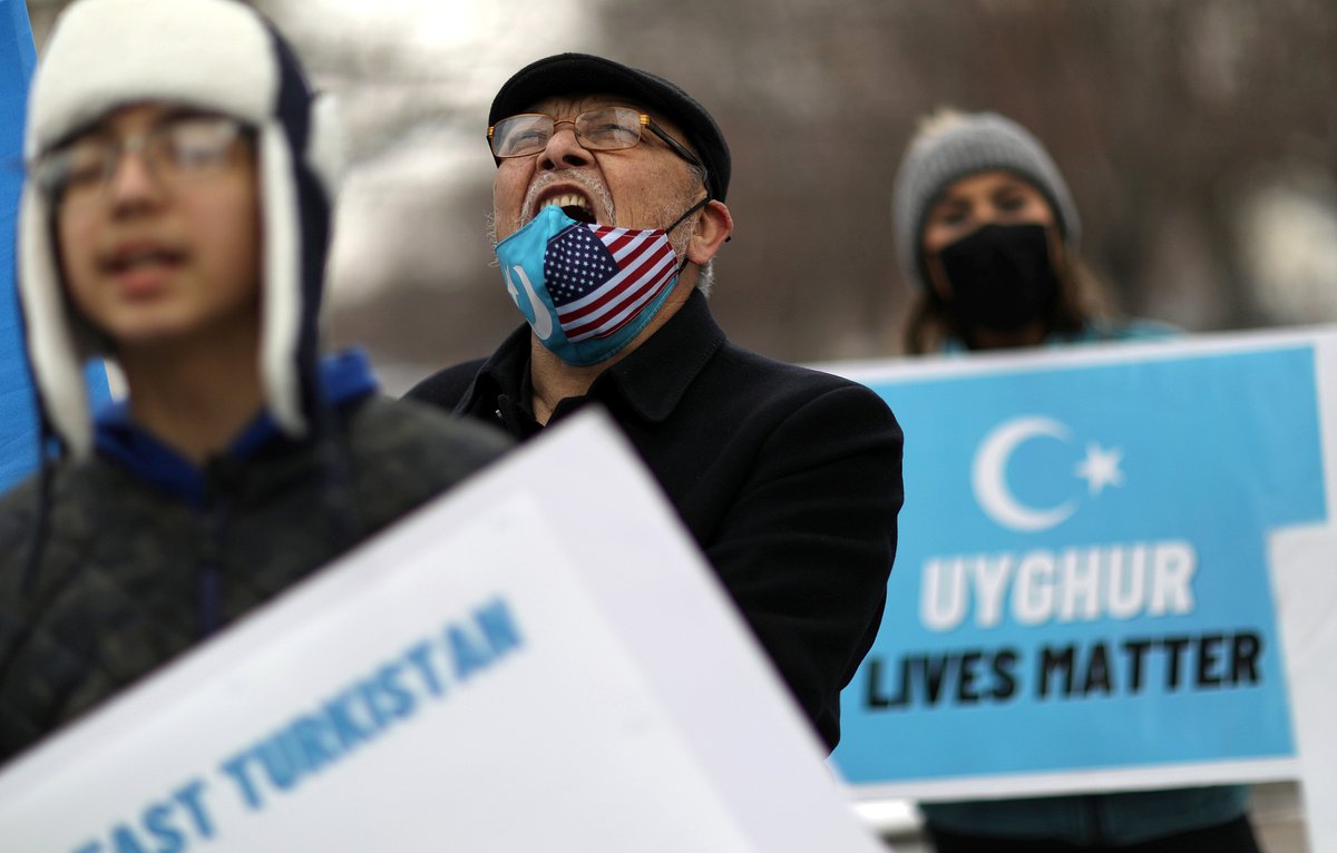 Демонстранты около посольства Канады в Вашингтоне призывают признать геноцидом политику Китая по отношению к уйгурскому населению и мусульманским меньшинствам, 19 февраля 2021 года