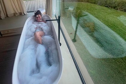 47-летняя звезда «Клона» снялась обнаженной в ванне с пеной