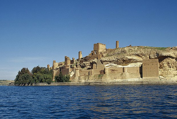 Замок Джабер расположен на левом берегу водохранилища Эль-Асад в мухафазе Ракка в Сирии