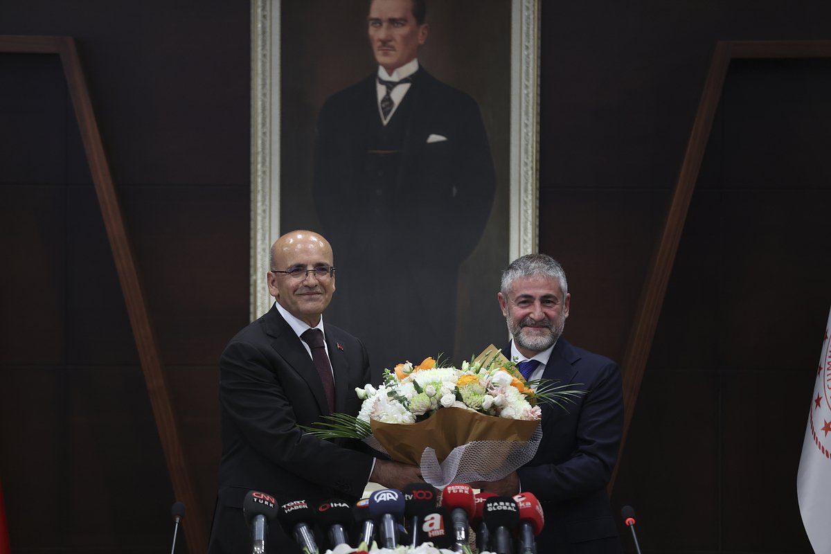 Мехмет Шимшек сменяет на посту главы Минфина Турции Нуреддина Небати