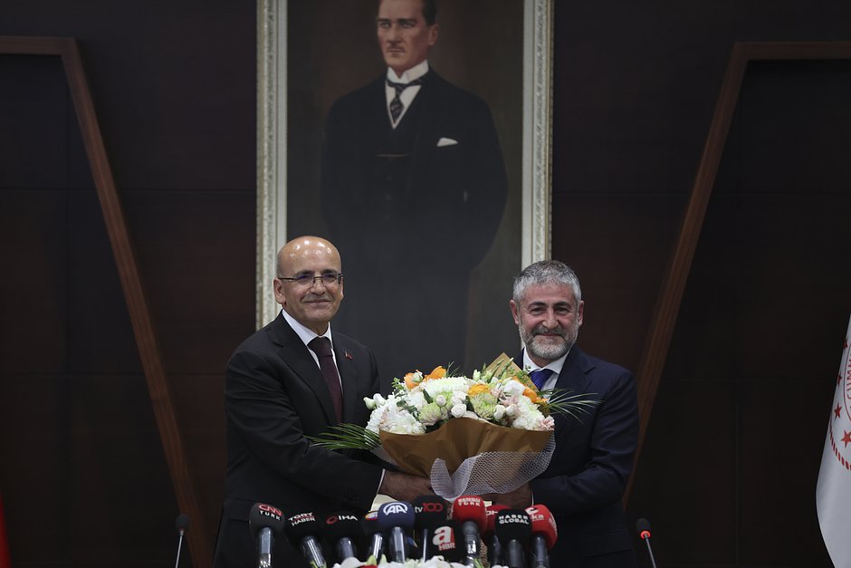 Мехмет Шимшек сменяет на посту главы Минфина Турции Нуреддина Небати