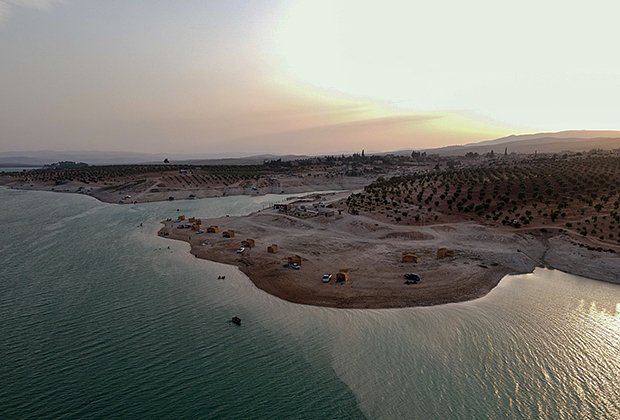 Вдоль побережья Сирии протянулись песчаные и галечные средиземноморские пляжи