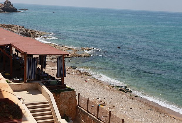 От Хомса к побережью начинается другая Сирия — средиземноморская, с прекрасными галечными и песчаными пляжами