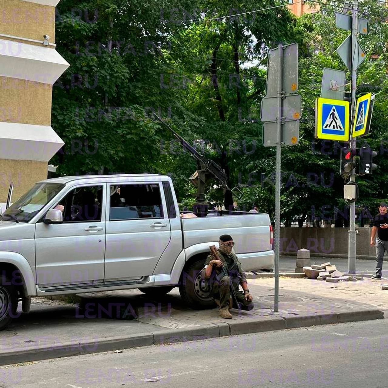 В центре Ростова-на-Дону расставили машины с пулеметами «Утес» около штаба  ЮВО: Криминал: Силовые структуры: Lenta.ru