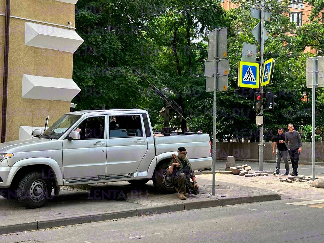 В центре Ростова-на-Дону расставили машины с пулеметами «Утес» около штаба  ЮВО - WebTelek Новости