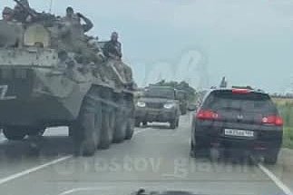 Выдвинувшуюся в сторону Ростова-на-Дону чеченскую колонну сняли на видео