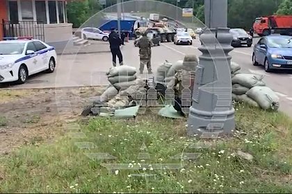 На въезде в Москву заметили на трассе гранатомет и БТР