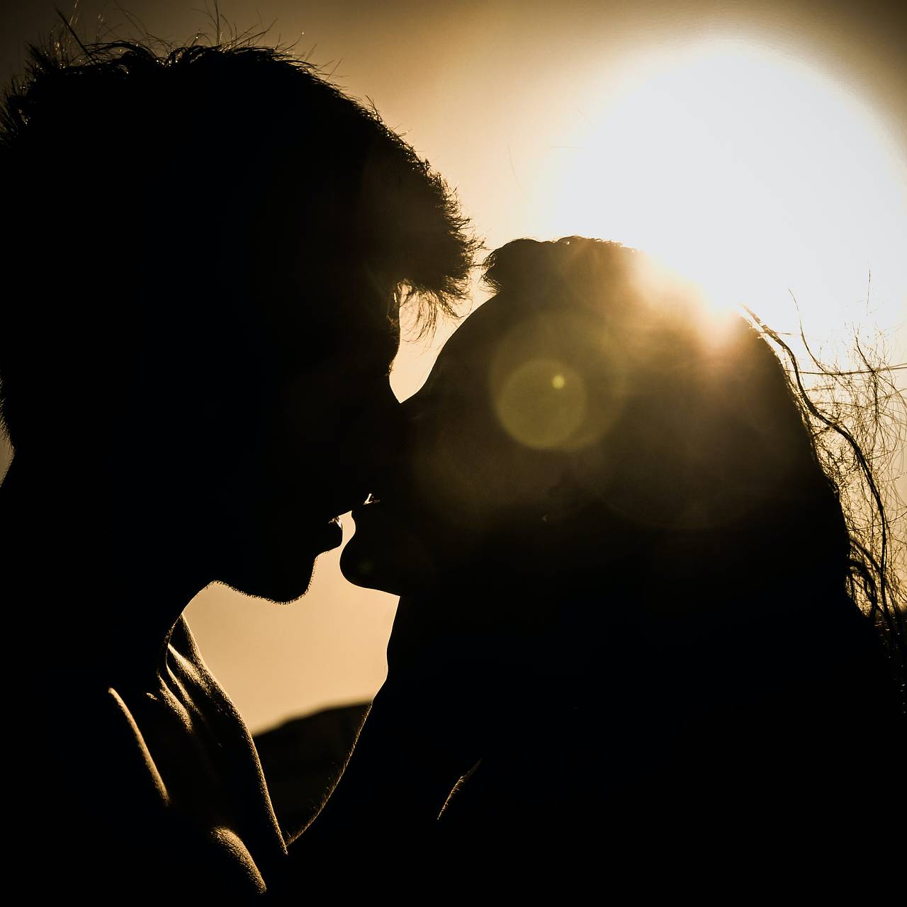 Когда поцелуй смерти подобен: причины и признаки филемафобии