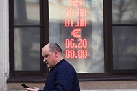 Курс доллара достиг максимума с марта 2022 года. Что привело к ослаблению рубля?