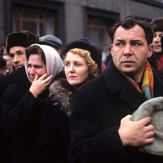 Москвичи на церемонии торжественного захоронения останков Неизвестного солдата в Александровский сад из братской могилы на Ленинградском шоссе. 3 декабря 1966 года