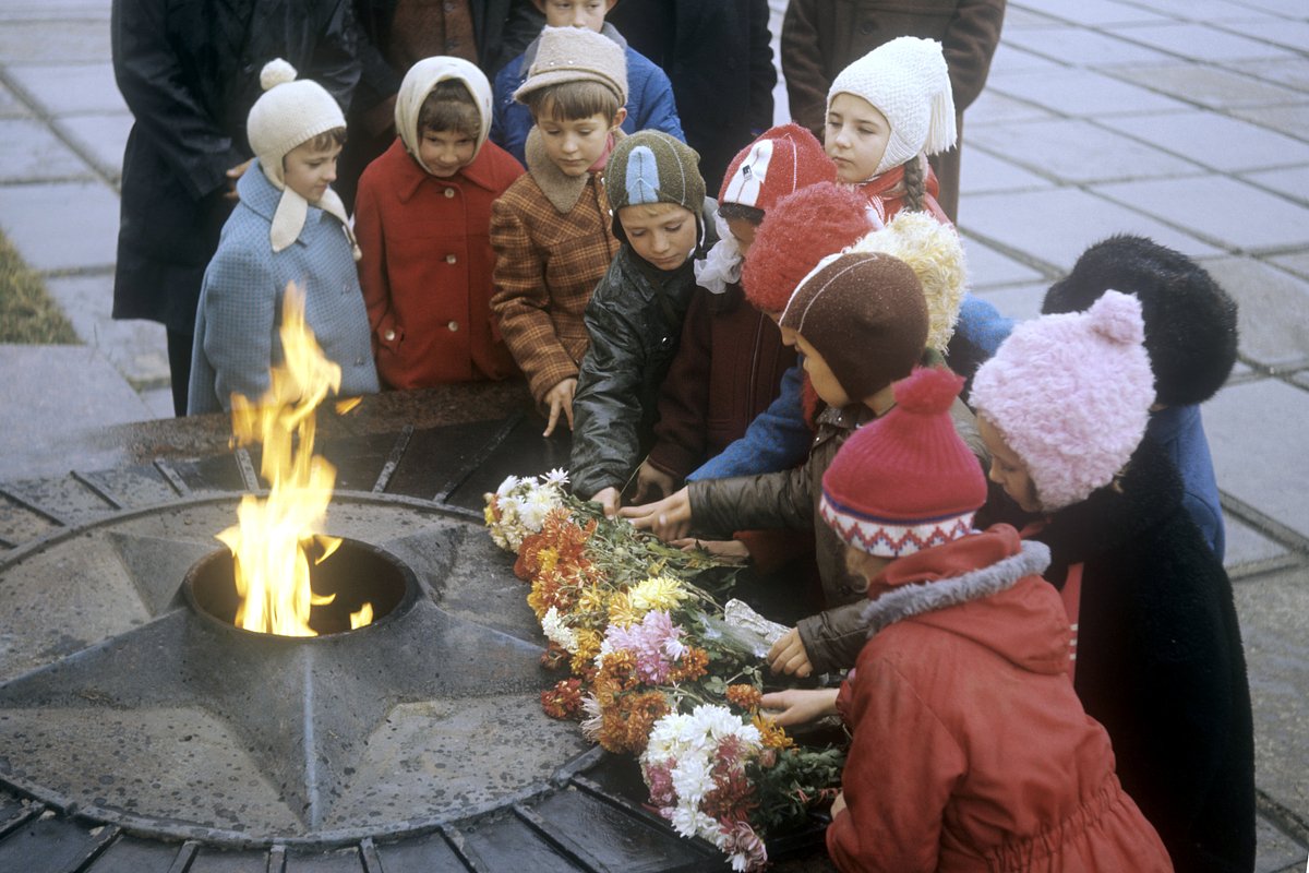 Дети возлагают цветы к Вечному огню и братской могиле погибшим в годы Великой Отечественной войны 1941-1945 годов. Украинская ССР, Донецкая область, Славянск, 1975 год