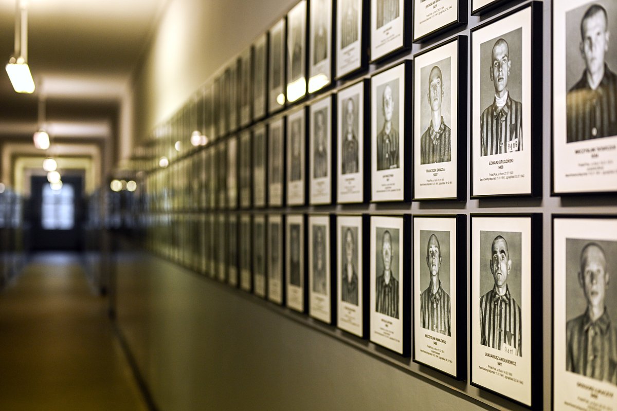Портреты жертв нацизма в одном из зданий бывшего нацистского лагеря смерти Аушвиц-Биркенау. Польша, Освенцим, 26 января 2023 года
