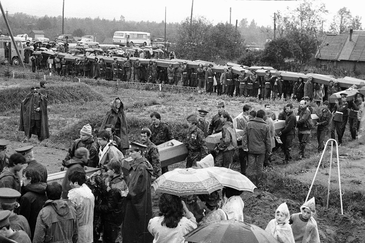 Церемония захоронения останков 3720 солдат и офицеров в деревне Мясной Бор Новгородской области, местность рядом с которой прозвали Долиной Смерти. Там в годы Великой Отечественной войны 1941-1945 годов шли ожесточенные и кровопролитные бои. РСФСР, 23 мая 1989 года