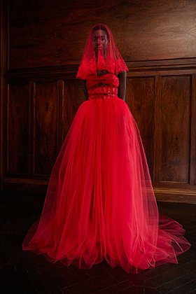 Красное свадебное платье напоминает о национальных традициях многих народов
