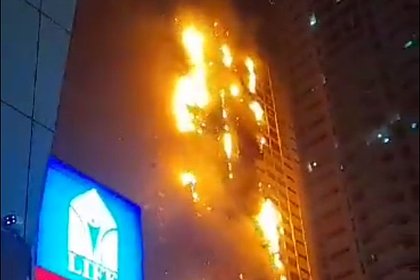 В городе Аджман на севере ОАЭ загорелся жилой небоскреб