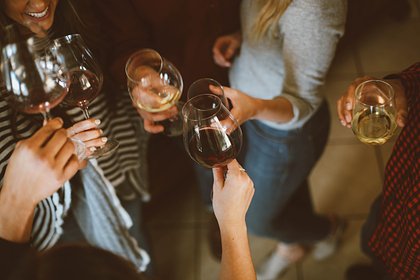 Ученые заметили рост употребления алкоголя среди женщин