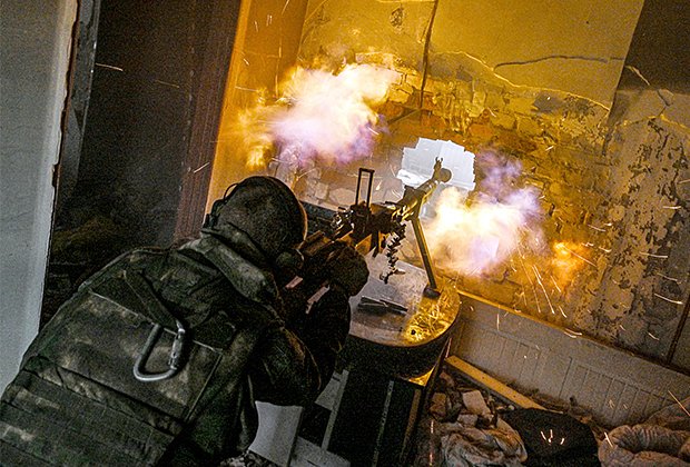 Боец ЧВК «Вагнер» ведет огонь по противнику из пулемета ДШК
