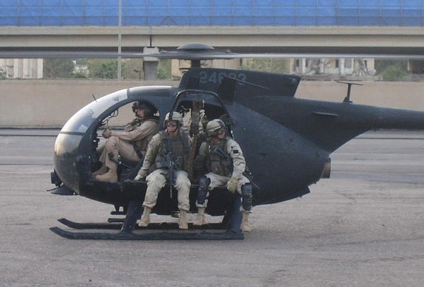 Вертолет Blackwater OH-6 с бойцами на борту