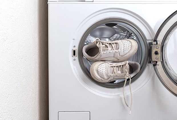 Как почистить белые кроссовки в домашних условиях? Советы, которые помогутпривести белые кроссовки в порядок: Стиль: Ценности: Lenta.ru