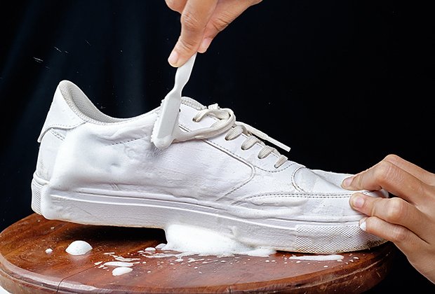 Как почистить белые кроссовки в домашних условиях? Советы, которые помогут  привести белые кроссовки в порядок: Стиль: Ценности: Lenta.ru