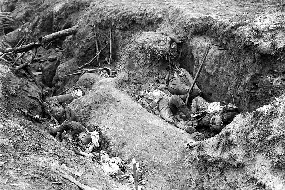 Убитые немецкие солдаты в битве на Сомме, август 1916 года 