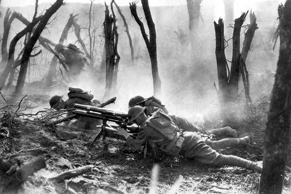 Солдаты ведут огонь по немецким позициям из 37-миллиметровой пехотной траншейной пушки, 1918 год