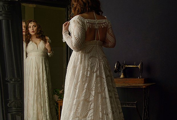 Свадебное платье в викторианском стиле в оттенке экрю — один из трендов 2023 года