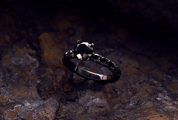 Черный бриллиант символизирует не только крепость брачного союза, но и внутреннюю свободу
